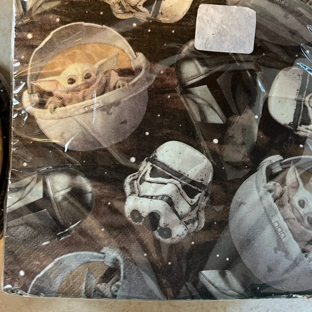 Unique Vintage plate features